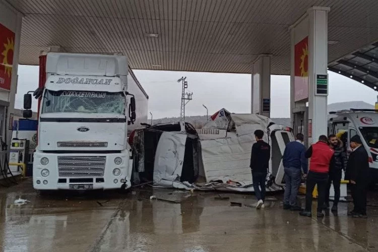 Adıyaman'da  takla atan araç, akaryakıt istasyonuna girdi, 2 kişi yaralandı