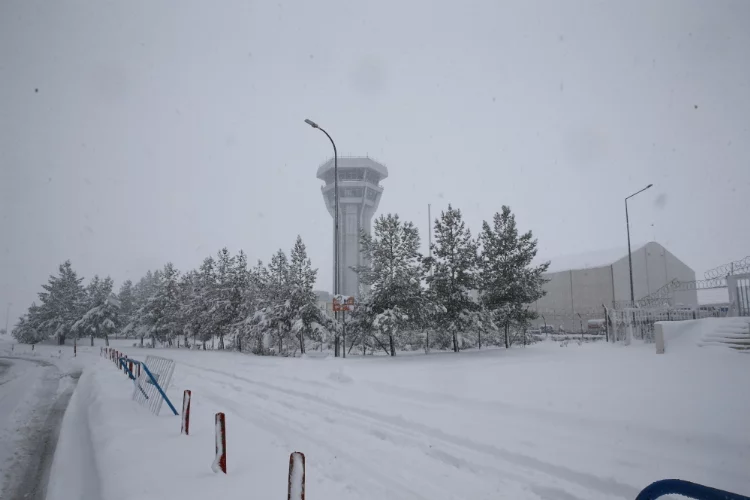 Adıyaman, Şanlıurfa ve Kahramanmaraş'ta uçak seferlerine kar engeli