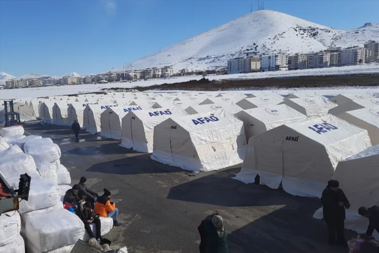 Afşin'de depremzedeler için çadırlar kuruluyor