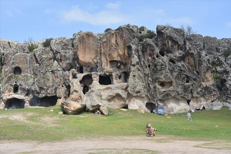 AFYONKARAHİSAR - Frigya'da turistler, tarihi mekanları deveyle geziyor