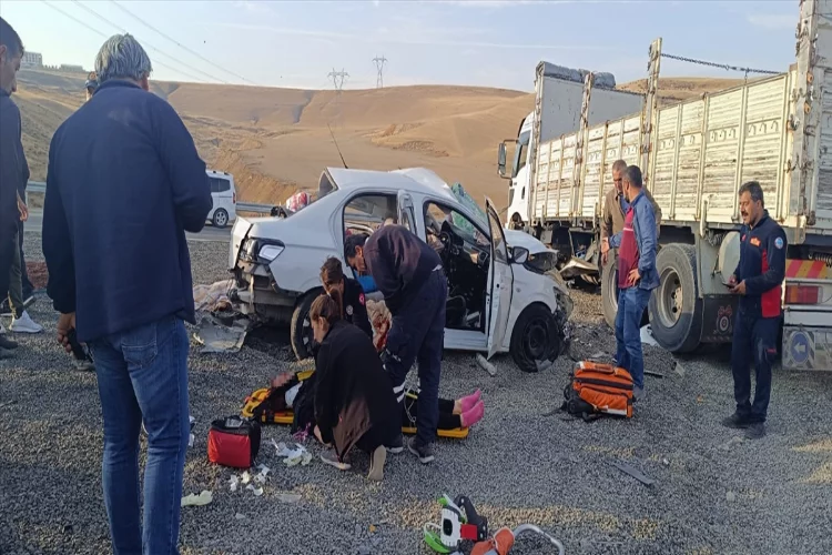 AĞRI - Otomobil ile tırın çarpıştığı kazada 2 kişi öldü, 2 kişi yaralandı