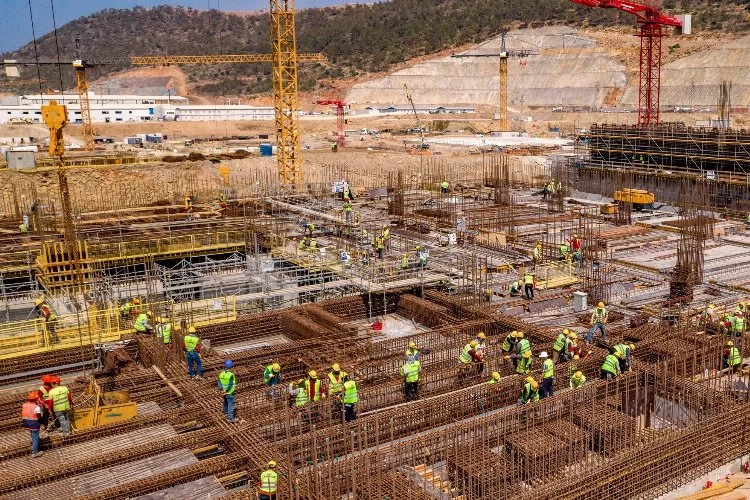 Gülnar'daki Akkuyu Nükleer Santrali'nde çalışan işçiler, 3 aydır maaş alamıyor, yetkililerden yardım istiyorlar