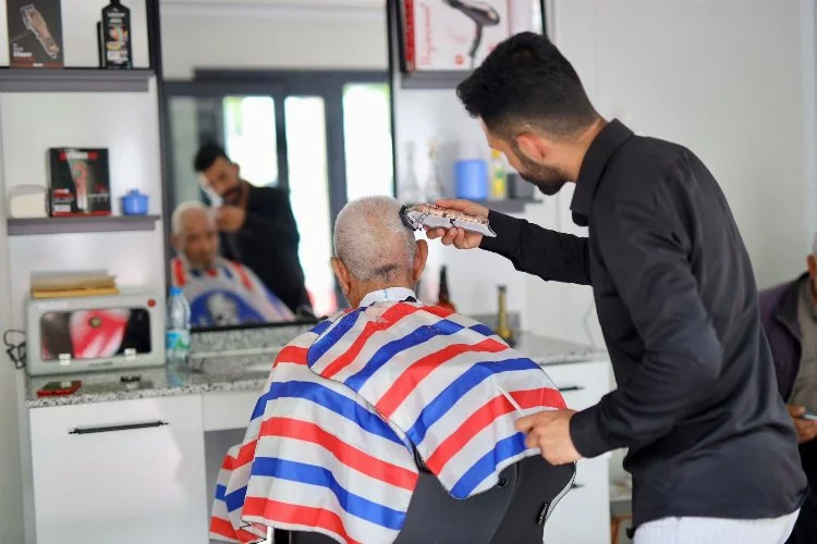 Aksaray'da emekliler ücretsiz tıraş ediliyor