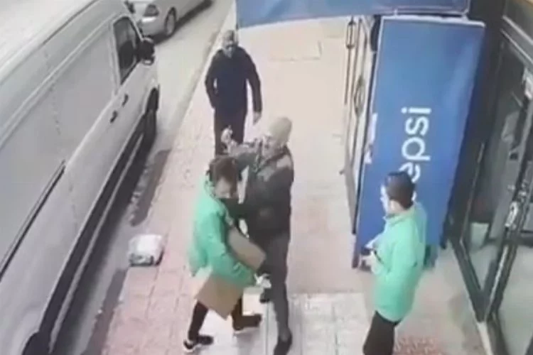 Aksaray’da taşlı yumruklu "yol verme" kavgası güvenlik kamerasında: 3 yaralı