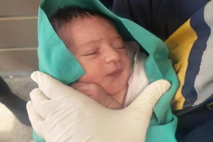 Aksaray'da yeni doğmuş bebek cami avlusuna bırakıldı