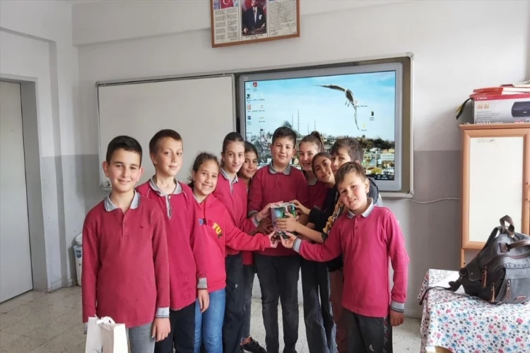 Aksu'da ortaokul öğrencileri kumbaralarını depremzedelere bağışladı