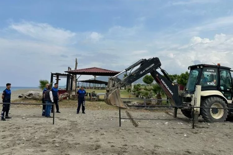 Alanya Zabıta Ekipleri, Kızlarpınarı Mahallesi'nde sahile yerleştirilen kaçak yapıyı kaldırdı