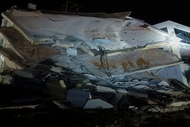 Alanya'da 3 katlı bina çöktü