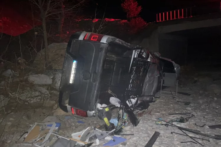 Alanya'da dereye yuvarlanan kamyonetteki 5 kişi yaralandı