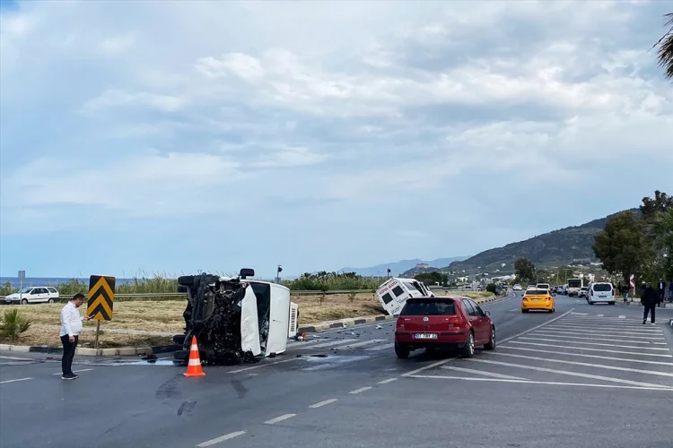 Alanya'da iki aracın çarpıştığı kazada 9 kişi yaralandı