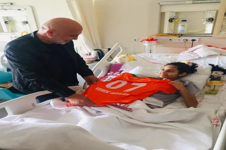Alanyaspor Başkanı Hasan Çavuşoğlu, depremzede Verde Arslan'ı hastanede ziyaret etti