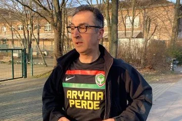 Almanya Gıda ve Tarım Bakanı Cem Özdemir, Amedspor formasıyla sokaklarda spor yaptı