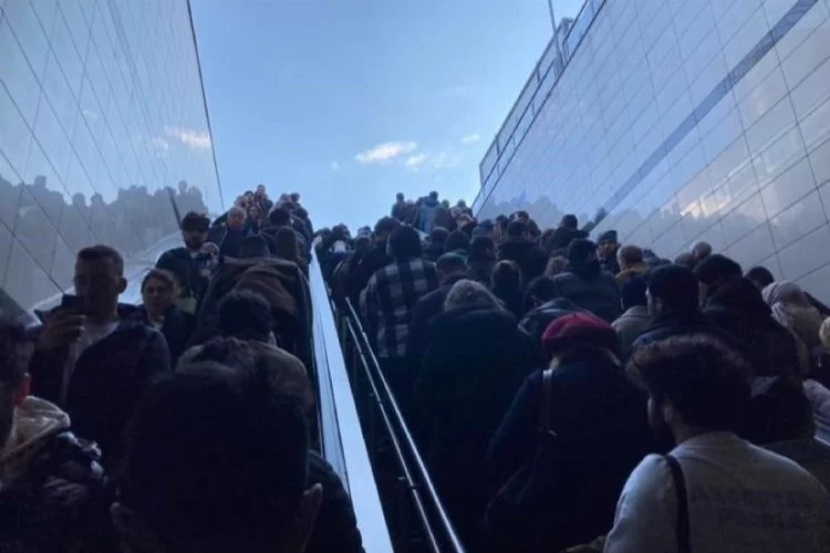 Altunizade’de metrobüs arızası: Durakta insan seli oluştu