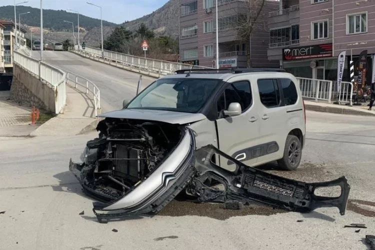 Amasya'da köprüden inen otomobil ile kavşağa giren hafif ticari araç çarpıştı