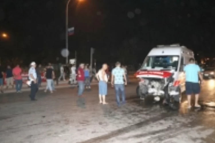 Ambulans otomobillere çarptı: 6 yaralı