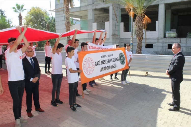 Anamur'da öğrenciler Kaymakam Bozdemir'e Türk bayrağı sundu