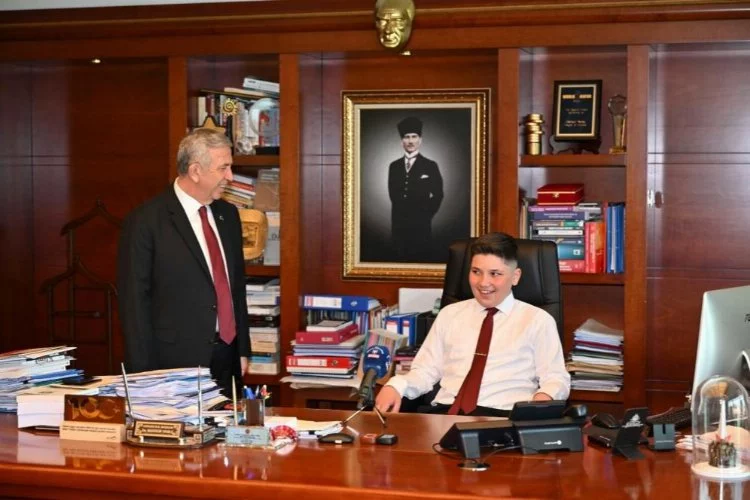 Ankara Büyükşehir Belediye Başkanı Mansur Yavaş, 23 Nisan'da koltuğunu Muhammed Uğur'a devretti
