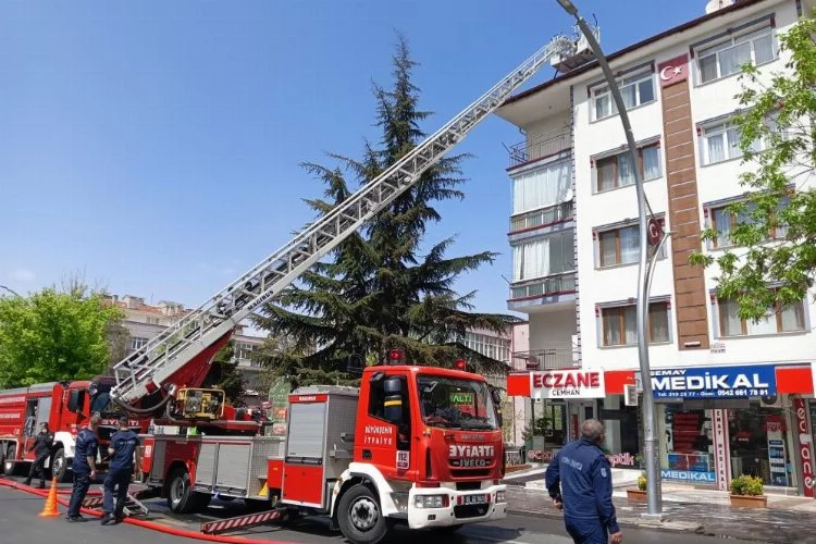 Ankara'da apartman çatısında çıkan yangın hızlı müdahale ile kontrol altına alındı