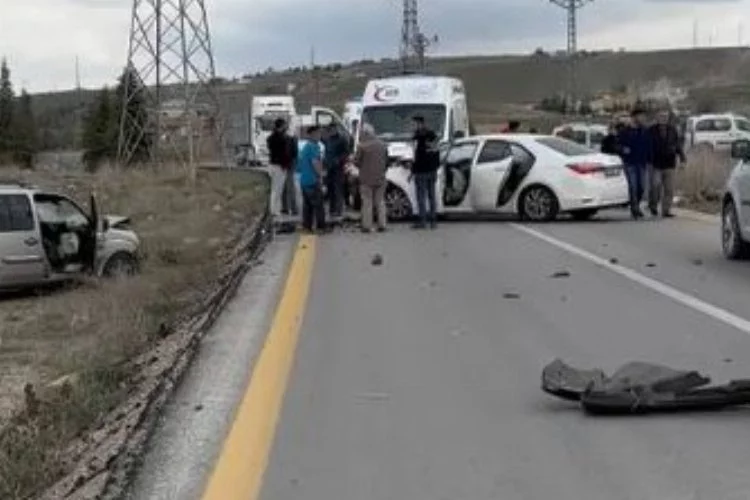 Ankara'da kafa kafaya çarpışma sonucu 5 kişi yaralandı