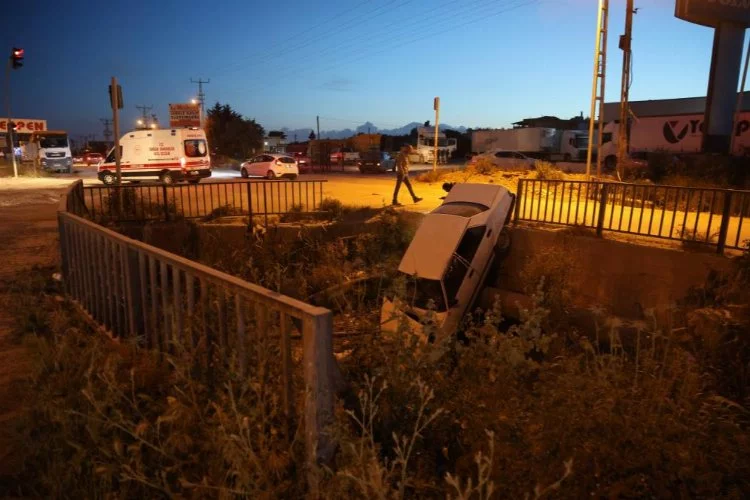 Antakya'da su kanalına uçan otomobilin sürücüsü yaralandı
