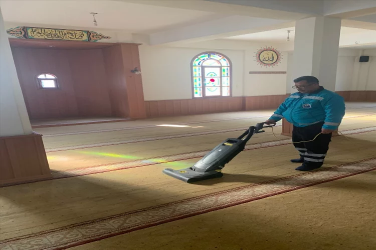 Antakya'da belediye ekipleri ibadethaneleri temizliyor