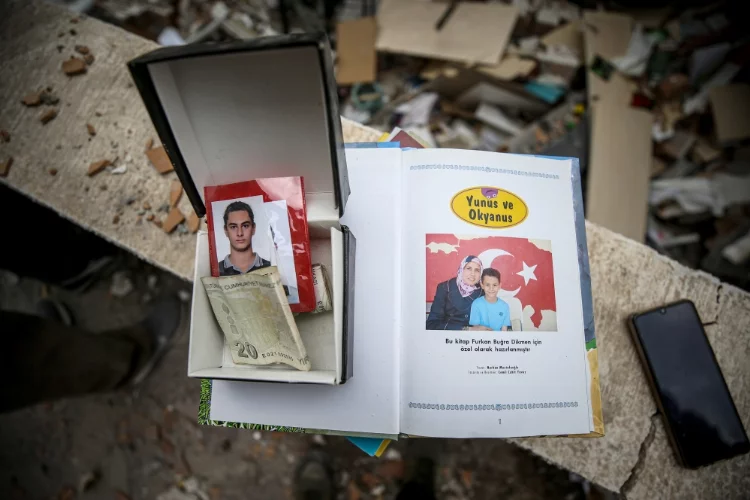 Antakya'da geriye doğru yıkılan binanın enkazından ilkokuldaki "anı kitabı"nı çıkardı