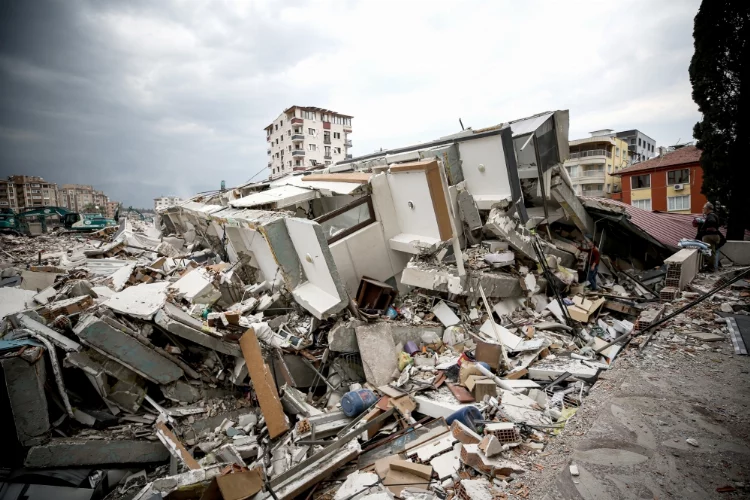 Antakya'da ilk depremlerde geriye kayan apartman Hatay merkezli sarsıntıda yıkılmış