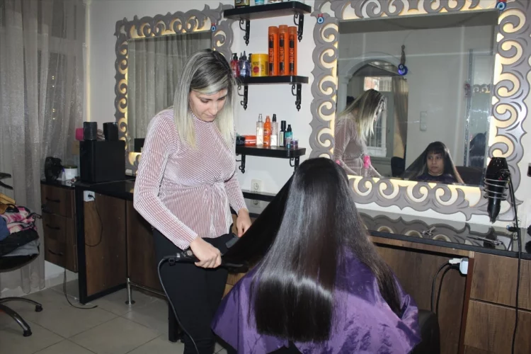 Antakya'da kız çocuklarına ücretsiz saç bakım hizmeti veriyor
