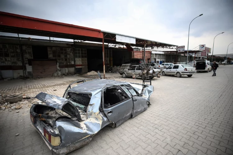 Antakya'da ustalarını kaybeden oto sanayiciler, yıkık dükkanların arasında mesaiye başladı