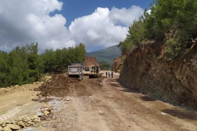 Antalya Büyükşehir Belediyesi, Alanya'da tehlikeli yol bölümlerini güvenli hale getirdi