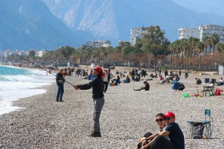 Antalya'da baharın ilk günlerinde sıcaklık 20 dereceyi buldu
