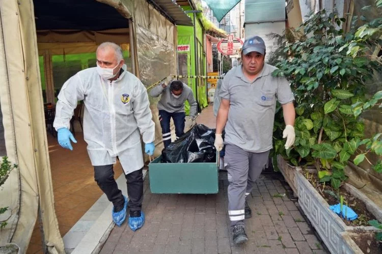 Antalya'da evsiz adam iş merkezinin önünde cansız bedeni bulundu