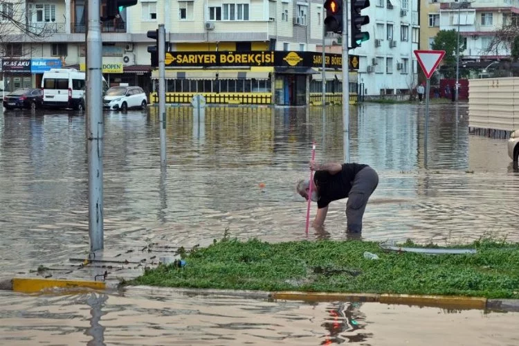 Antalya'da sağanak yağış nedeniyle yollar göle döndü