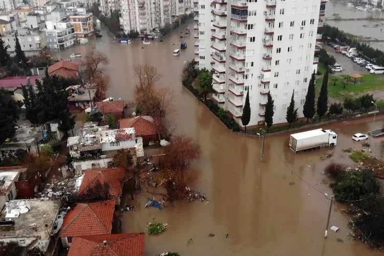 Antalya'da Şiddetli Yağışlar Alarm Veriyor: Araçlar yolda mahsur kaldı