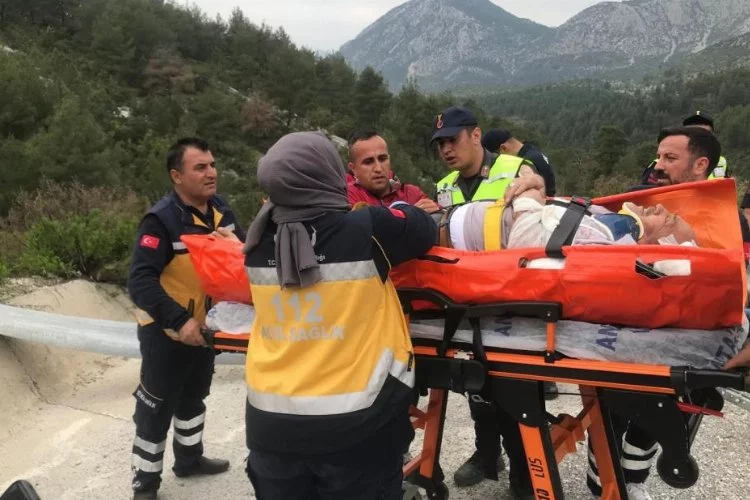 Antalya'da trafik kazasında kamyonet 100 metrelik uçuruma yuvarlandı