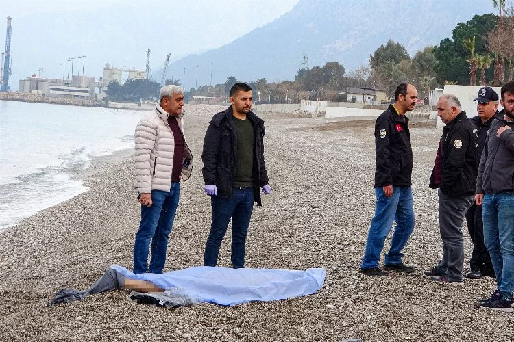 Antalya Konyaaltı sahilinde yarı çıplak erkek cesedi bulundu, inceleme başlatıldı