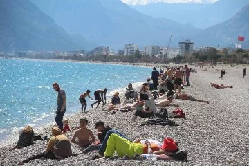 Antalya sahillerindeki yoğunluk yaz mevsimini aratmadı
