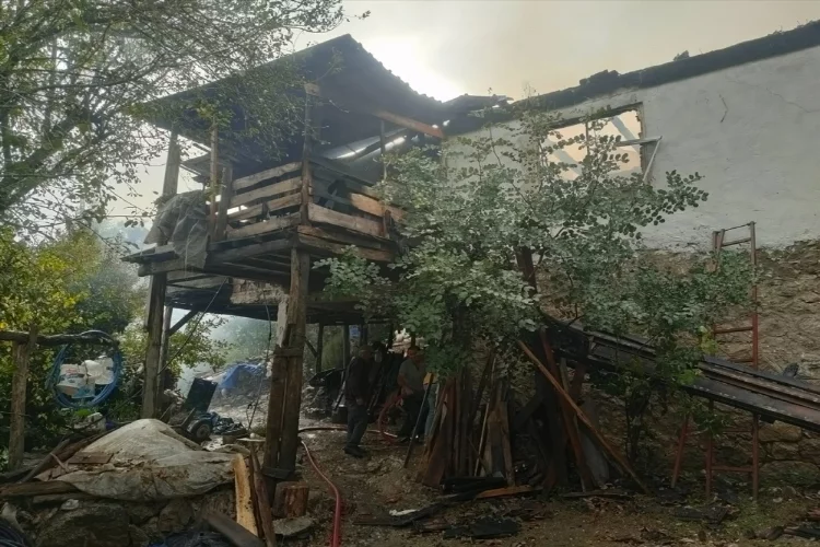 Antalya'da ahşap evde çıkan yangında yaşlı çift yaralandı