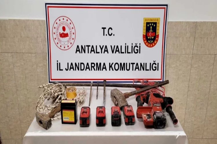 Antalya'da antik kentte izinsiz kazı yapan 4 zanlı yakalandı