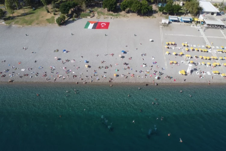 Antalya'da arama kurtarma ekipleri denizde Türk ve Filistin bayrakları açtı