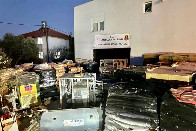 Antalya'da bir depoda 12 ton kaçak kahve ele geçirildi