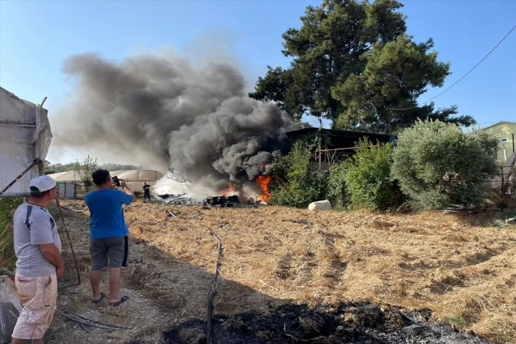 Antalya'da çıkan yangın itfaiye ekiplerince söndürüldü