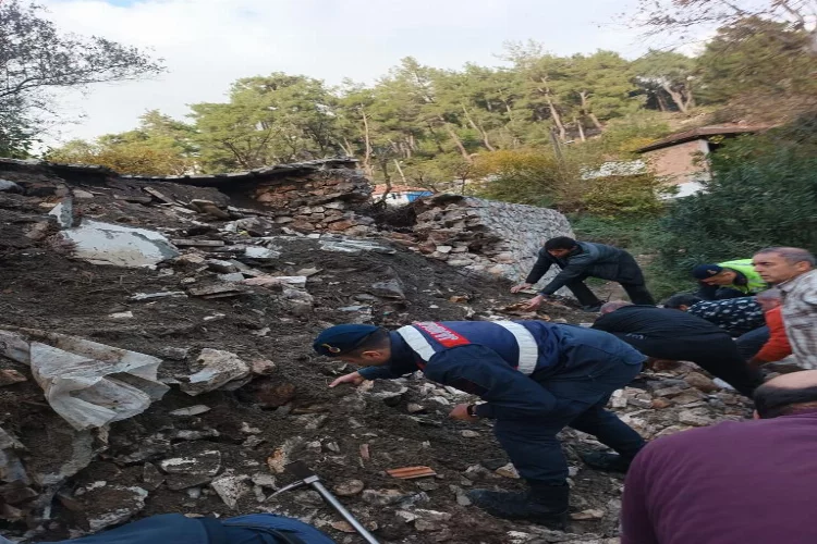 Antalya'da çöken istinat duvarı altında kalan çocuk öldü