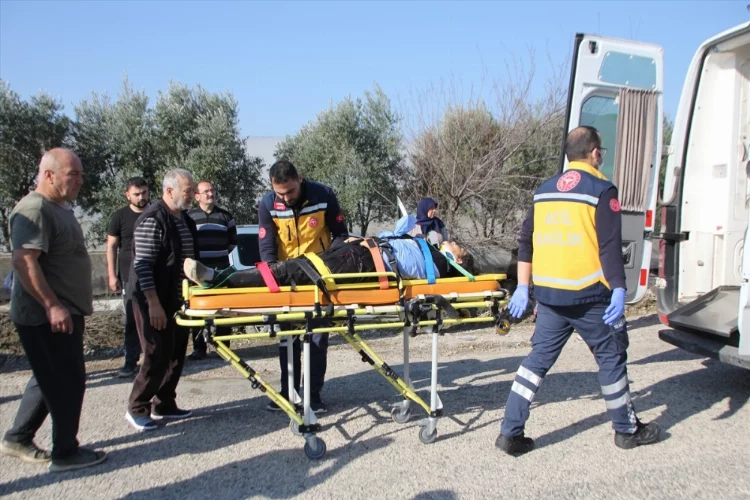Antalya'da devrilen araçta sıkışan sürücüyü itfaiye kurtardı