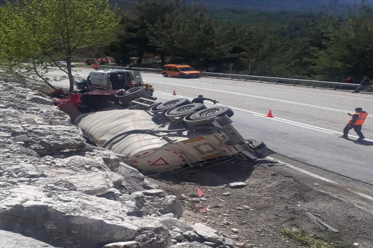Antalya'da devrilen tankerin sürücüsü hayatını kaybetti