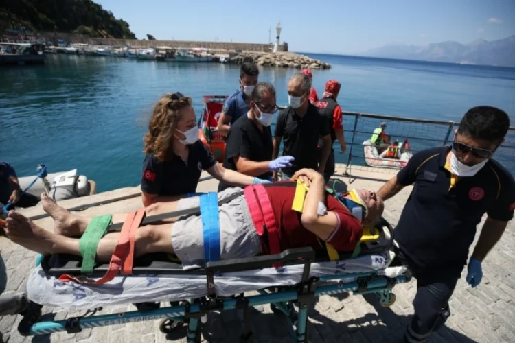 Antalya'da güneşlenirken üzerine cankurtaran kulesi devrilen tatilci yaralandı