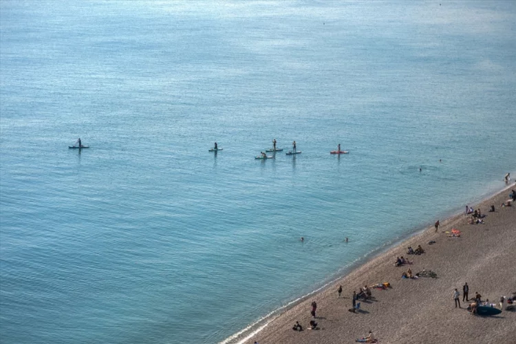 Antalya'da güneşli havayı fırsat bilenler denizde yüzdü
