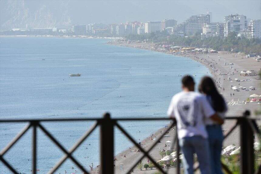 Antalya'da güneşli havayı fırsat bilenler denize girdi2
