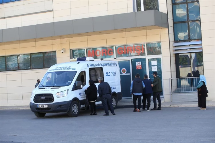 Antalya'da kalp krizi geçiren lise öğrencisi hayatını kaybetti