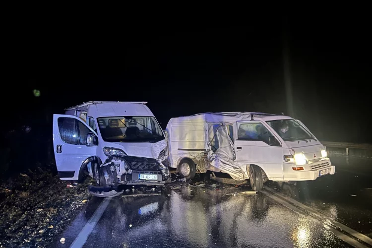 Antalya'da kamyonetle minibüsün çarpışması sonucu 3 kişi yaralandı